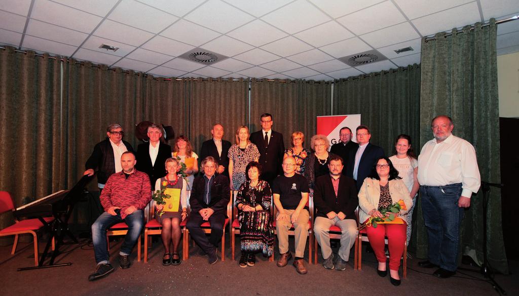 ŚRODOWISKO K U LT U R A Pamiątkowe zdjęcie laureatów, jurorów i organizatorów konkursu Foto.