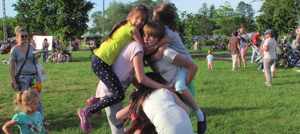 K U LT U R A Próba bicia rekordu w konkurencji Ile osób zmieści się na samochodowej oponie Foto K.