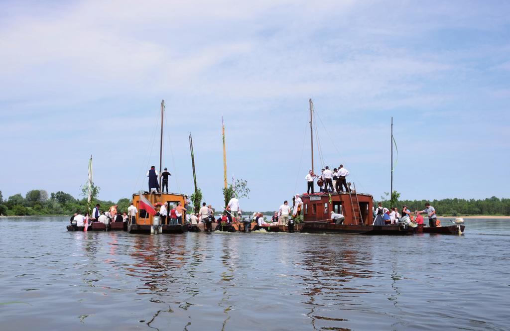 Parada kilkunastu tradycyjnych, przepięknie ustrojonych łodzi przepłynęła Wisłę łącząc obydwa jej brzegi. Środkiem transportu były m.in. galary, galarki, baty i pychówki.