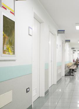 W takim miejscu doskonale sprawdzą się jasne kolory z dodatkowymi elementami dekoracyjnymi, które sprawiają, że wnętrze jest bardziej przyjazne dla pacjenta, dające poczucie bezpieczeństwa.