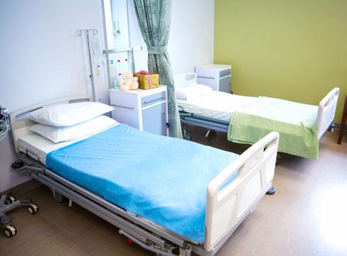 Z racji na dużą eksploatację, częste zmiany pacjentów, odwiedziny osób z zewnątrz pokoje są bardziej narażone na uszkodzenia i rozwój bakterii.
