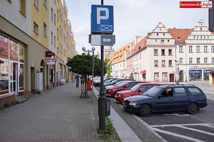 Warto także wskazać, iż wbrew potocznej opinii widoczny na poniższym zdjęciu znak D18a oznaczający parking miejsce zastrzeżone, przeznaczone na postój pojazdu uprawnionej osoby,