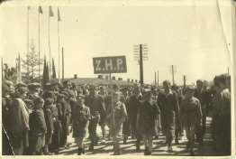 1945 1945 konspiracyjny Hufiec ZHP - Rój Orłów Szarych Szeregów - kończy swą działalność rozpoczynają działalność 3 drużyny w gimnazjum i liceum w Garwolinie; S.Żukowski i S.Szałajko kończą kurs phm.