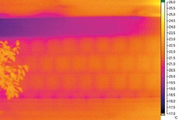 . Obraz termowizyjny nieocieplonej przegrody wyraźny wpływ spoin muru na izolacyjność termiczną W zależności od położenia warstw izolacyjnych w murze, rozkład temperatury będzie się różnił w sposób