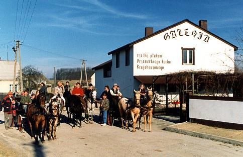 kiełbaskami, słodka niespodzianka. Cena: 60 zł. ZAGRODA U RZEŹBIARZ W GÓRSKU Główną atrakcją jest Galeria Ptaków wyrzeźbionych przez artystę Marian Murka ok. 300.