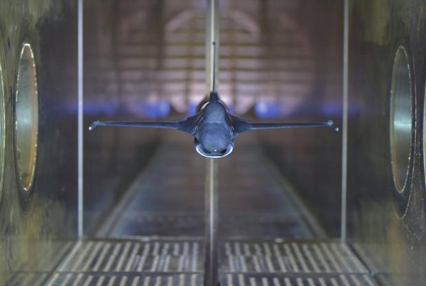 Zak³ad Aerodynamiki Trisoniczny tunel aerodynamiczny Unikatowy trisoniczny tunel aerodynamiczny rozpocz¹³ pracê w 1965 roku.
