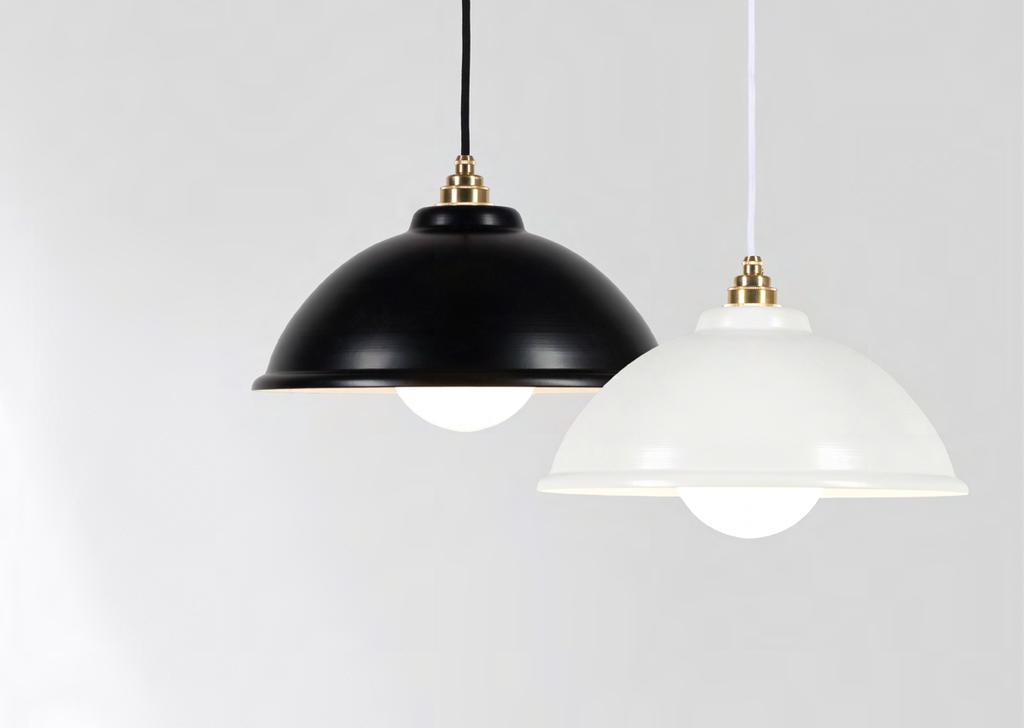MOSIĘŻNA BIG LOFT SUFITOWA Lampa BIG LOFT dostępna jest w dwóch kolorach białym i czarnym. Oprawka ma większy rozmiar niż ta zastosowana w lampach z małym i dużym kloszem.