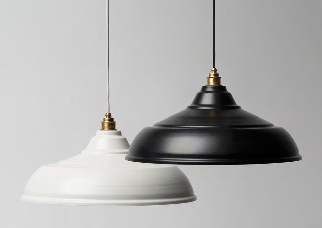 MOSIĘŻNA MEGA LOFT SUFITOWA Lampa MEGA LOFT to propozycja dla tych, którzy szukają lampy z wielkim kloszem do przestronnych pomieszczeń. Lampa występuje w dwóch kolorach: białym i czarnym.
