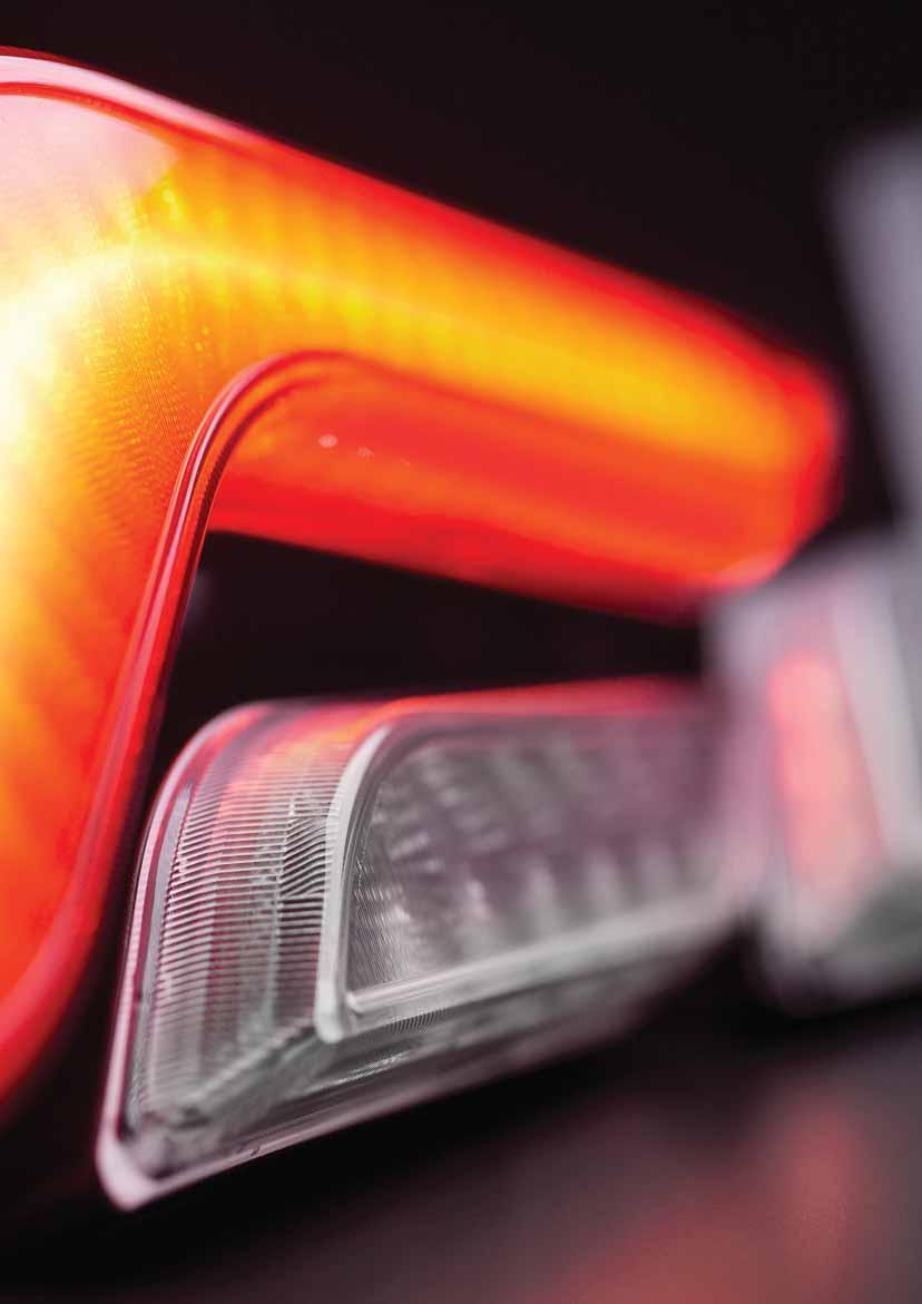 OŚWIETLENIE TYLNE Więcej niż kombinacja 5 funkcji Diody LED stosuje się coraz szerzej w przemyśle motoryzacyjnym nie tylko dzięki ich energooszczędności, ale także ze względu na możliwość uzyskiwania