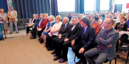 Po uroczystości zaproszono wszystkich na poczęstunek i wspaniały tort dedykowany Pielęgniarkom i Położnym przez Wolontariuszy Szpitala. Wolontariusze napisali Dla kochanych pielęgniarek i położnych.