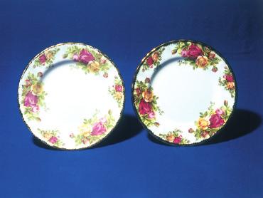 1039 Uszkodzenie ozdób Używanie zdobionego szkła i porcelany - Szkło zdobione i zdobiona porcelana z połyskiem nie nadają się do zmywania w zmywarce.