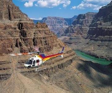 Wielki Kanion Kolorado bezapelacyjnie zalicza się do najbardziej interesujących miejsc, które warto zobaczyć będąc w USA.