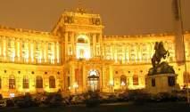 Floriana, secesyjny Plac Jiráska, zwany tradycyjnie Kurzy Rynek, Plac Smetany, gmach Teatru Antonína Dvořáka, kościół św. Wacława z XIII w. katedra Boskiego Zbawiciela.