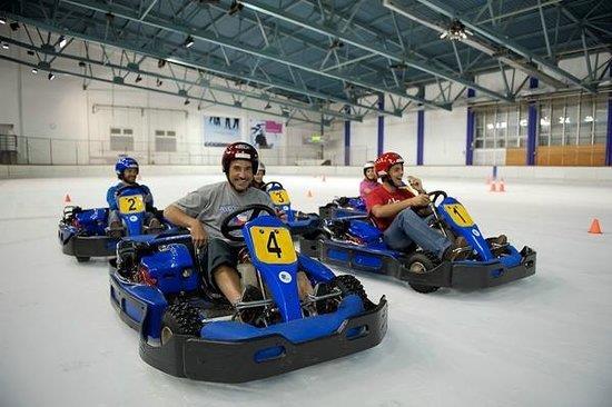 Karting na lodzie to niewątpliwa atrakcja na lodowisku, gdzie jeździ się po specjalnie przygotowanym torze bezpiecznymi gokartami wyposażonymi w specjalne opony z kolcami dostosowanymi do jazdy po