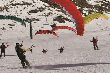 SPEEDRIDING Paralotnia na nartach dla odważnych Spróbuj Speedride i poczuj się jak ptak, który krąży nad górami i delektuj się zapierającymi dech w piersiach widokami.