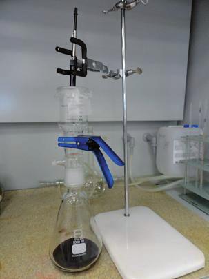 Lotne składniki dymu wędzarniczego wyodrębniano metodą mikroekstrakcji do fazy stałej SPME (solid phase microextraction), gdzie fazę stacjonarną stanowiło włókno mikrostrzykawki: