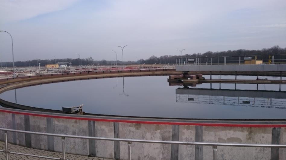 358 P. SOBCZYŃSKI i in. 3013 m 3. Czas przetrzymania dla przepływu nominalnego wynosi 2,07 h przy obciążeniu osadnika 1,06 m 3 /m 2 / h.