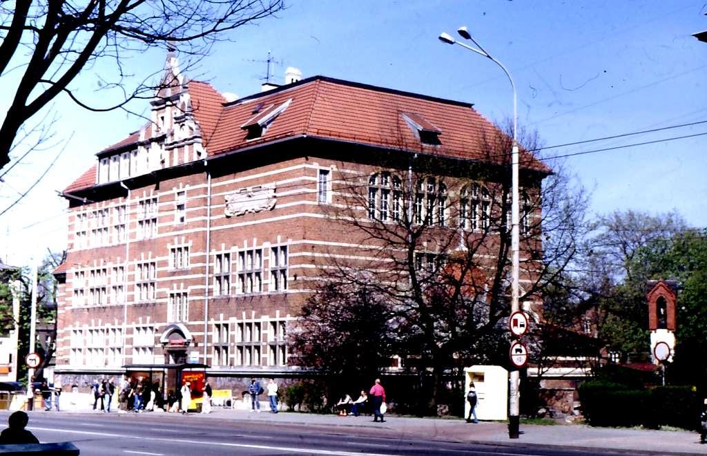 Dawna szkoła dla dziewcząt.