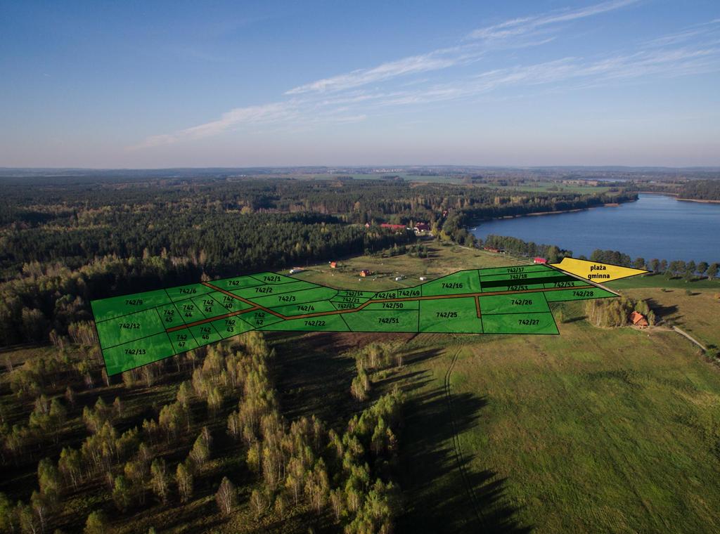 Osada położona jest tuż przy plaży gminnej z