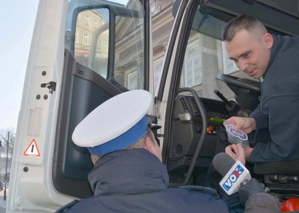 STRONA 2 KOMUNIKATOR MGP Z miłości do bezpieczeństwa Z miłości do bezpieczeństwa pod takim hasłem policjanci mazowieckiej drogówki