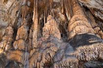 Wiele części jaskini ozdabia bogata szata naciekowa. Uwagę zwracają pagodowe stalagmity, stalagnaty, naciekowe wodospady, bębny, stalaktyty rurkowe zwane makaronami i inne formy naciekowe.