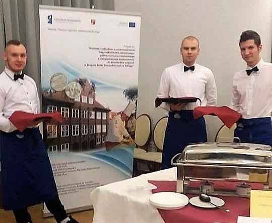 Branżowa Szkoła I Stopnia KUCHARZ T.6. Sporządzanie potraw i napojów Kucharz sporządza różnego rodzaju potrawy, ciasta, napoje i desery, potrafi obsługiwać maszyny i urządzenia gastronomiczne.