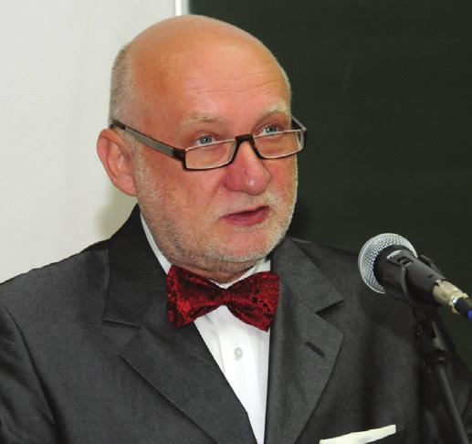 Stopień naukowy doktora habilitowanego nauk technicznych w zakresie geodezji i kartografii, geodezji rolnej i gospodarki przestrzennej uzyskał na Wydziale Geodezji i Gospodarki Przestrzennej