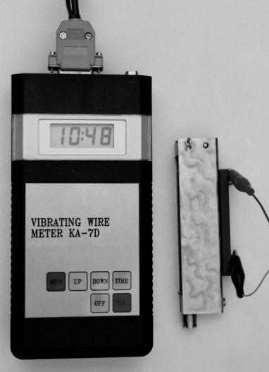 98 Adam Kanciruk pomiarowo-rejestrujących, takich jak: prosty miernik do pomiarów szybkozmiennych, telemetryczny system pomiarowy, telemetryczny miernik strunowy TMS-1, uniwersalny moduł strunowy