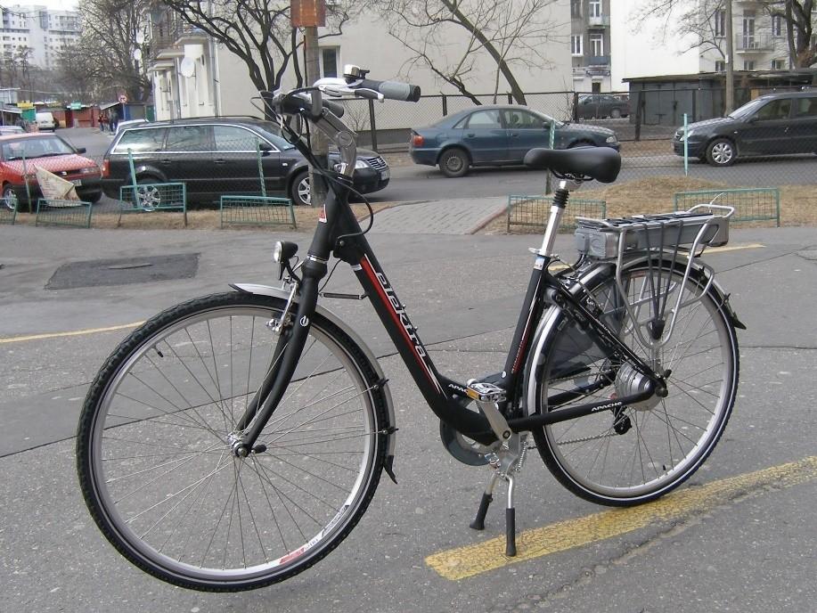 Rower Rower: pojazd o szerokości nie przekraczającej 0,9 m poruszany siłą mięśni osoby jadącej tym pojazdem; rower może być wyposażony w uruchamiany naciskiem na pedał pomocniczy napęd