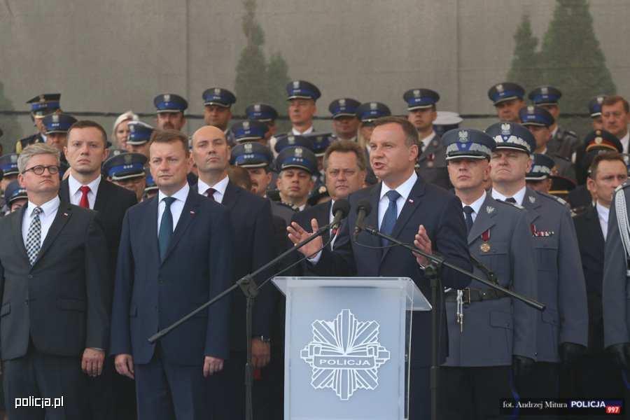 sąsiadów, współmieszkańców, rodaków czy wreszcie po prostu ludzi - powiedział Prezydent RP Andrzej Duda podczas centralnych obchodów Święta Policji, które się odbyły 23 lipca w Legionowie.