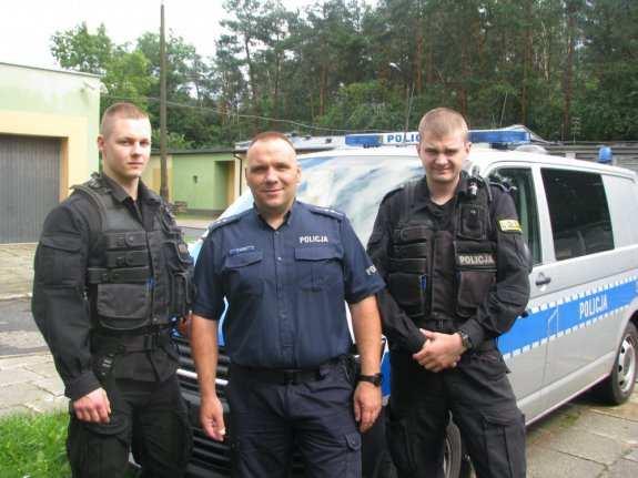 Przybyli z pomocą w ostatniej chwili Policjanci z Kędzierzyna-Koźla uratowali 32-latka, który chciał popełnić samobójstwo. Mężczyzna stał na krawędzi kolejowego mostu.