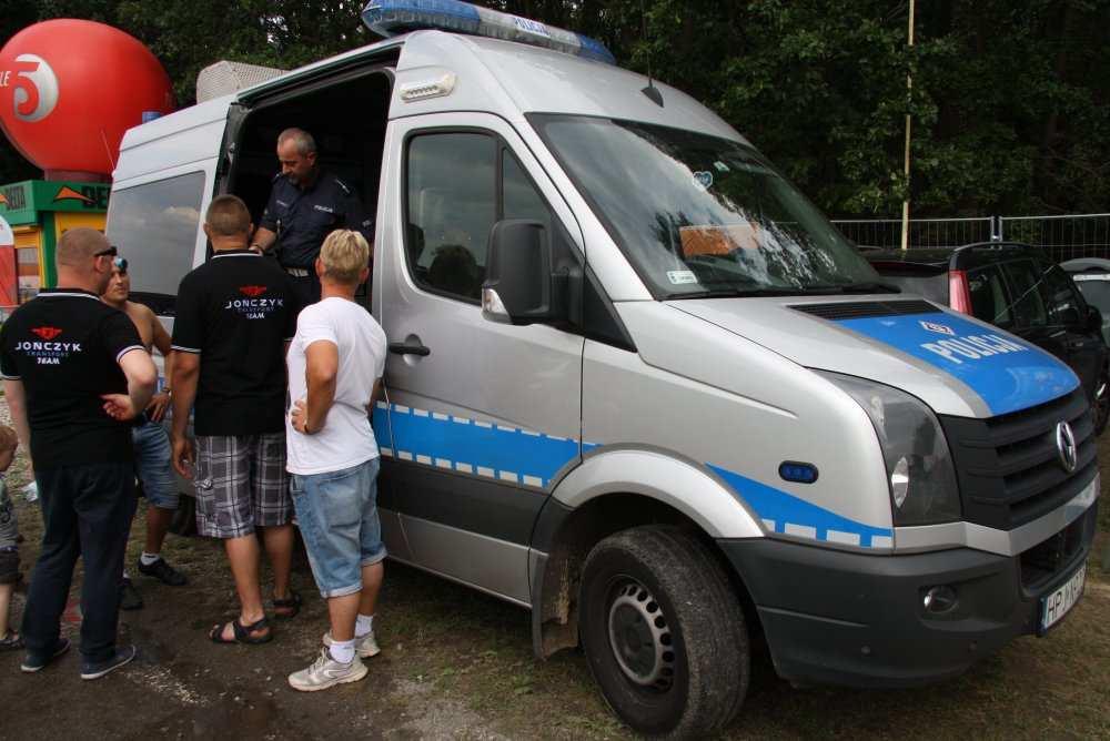 Policjanci z Komendy Miejskiej Policji w Opolu na swoim stanowisku zaprezentowali specjalistyczny sprzęt służbowy, sposoby ujawniania i zabezpieczania śladów kryminalistycznych na miejscu zdarzenia