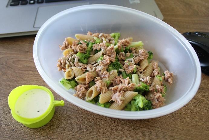 Obiad do pudełka : Makaron + tuńczyk + brokułu (sos jogurtowy) Czas wykonania: 20 min 50 g makaronu 120 g brokuł mrożonych 35 g tuńczyka w oleju lub sosie własnym.