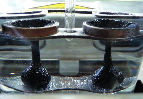 amplasată în aparatul descris mai jos. Proba de bitum de pe placa de oțel este amplasată în aparat și supusă unor îndoiri și detensionări mecanice ciclice.