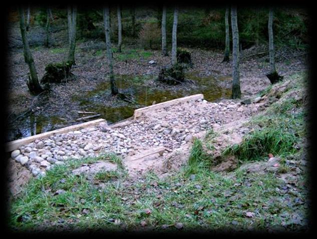 ŁAGODZENIE ZMIAN KLIMATU PRZEZ RETENCJĘ WODNĄ Retencja wodna rozumiana jest jako wszelkie działania mające na celu wydłużenie zarówno drogi jak i czasu obiegu wody w zlewniach (Janusz,