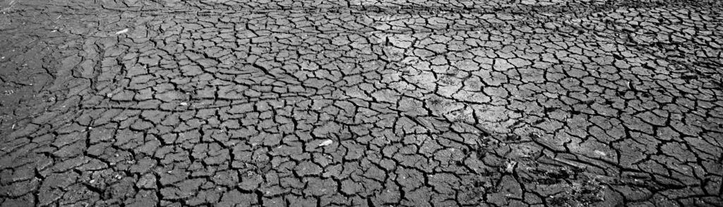 ZMIANY KLIMATYCZNE zmiana klimatyczna wynika pośrednio lub bezpośrednio z działalności ludzkiej, która zmienia skład atmosfery globalnej i która uzupełnia lub dopełnia naturalną zmienność klimatyczną