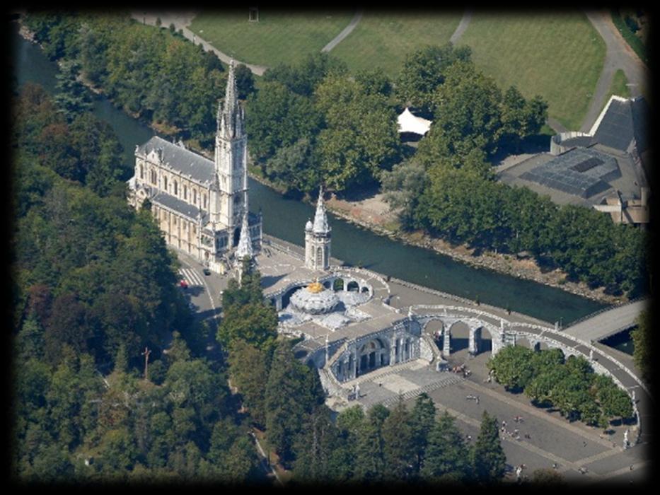 Lourdes Copyrights: Atout France/CDT Calvados Compulsory Jest największym we Francji i jednym z największych na świecie ośrodkiem kultu maryjnego i celem pielgrzymek.