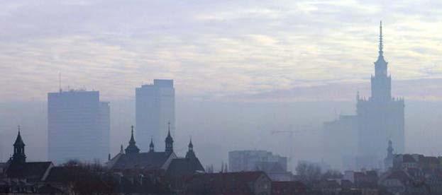 Smog jest spowodowany przez emisję głównie spalin i pyłów do atmosfery przez samochody oraz zakłady