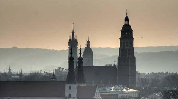 Smog może doprowadzić do lokalnego opadu kwaśnego deszczu.