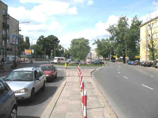 Toeplitza występuje parkowanie prostopadłe (fot. 4); - po południowej stronie chodnik o szerokości od 5 do 6m, wzdłuŝ którego na odcinku od ul. Hozjusza do ul.
