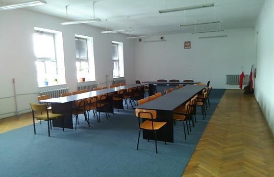 budynkiem dwukondygnacyjnym,
