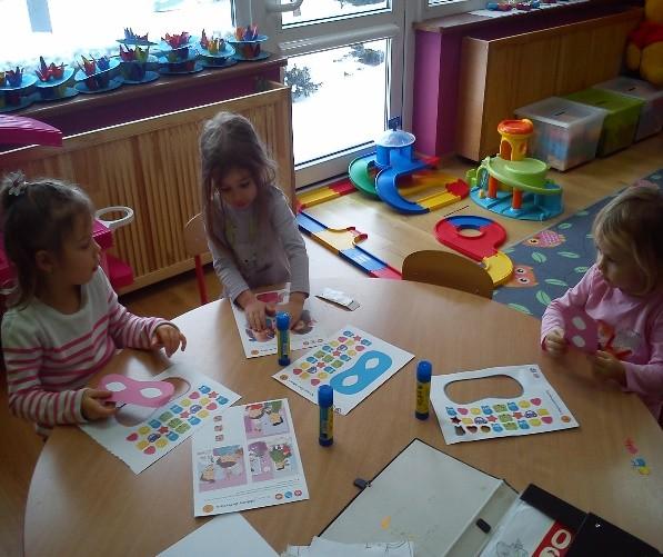Tego typu tematy zaznajamiają przedszkolaki ze zwyczajami i świętami obchodzonymi w naszym kraju, ale też umożliwiają dzieciom rozwijanie umiejętności wyrażania