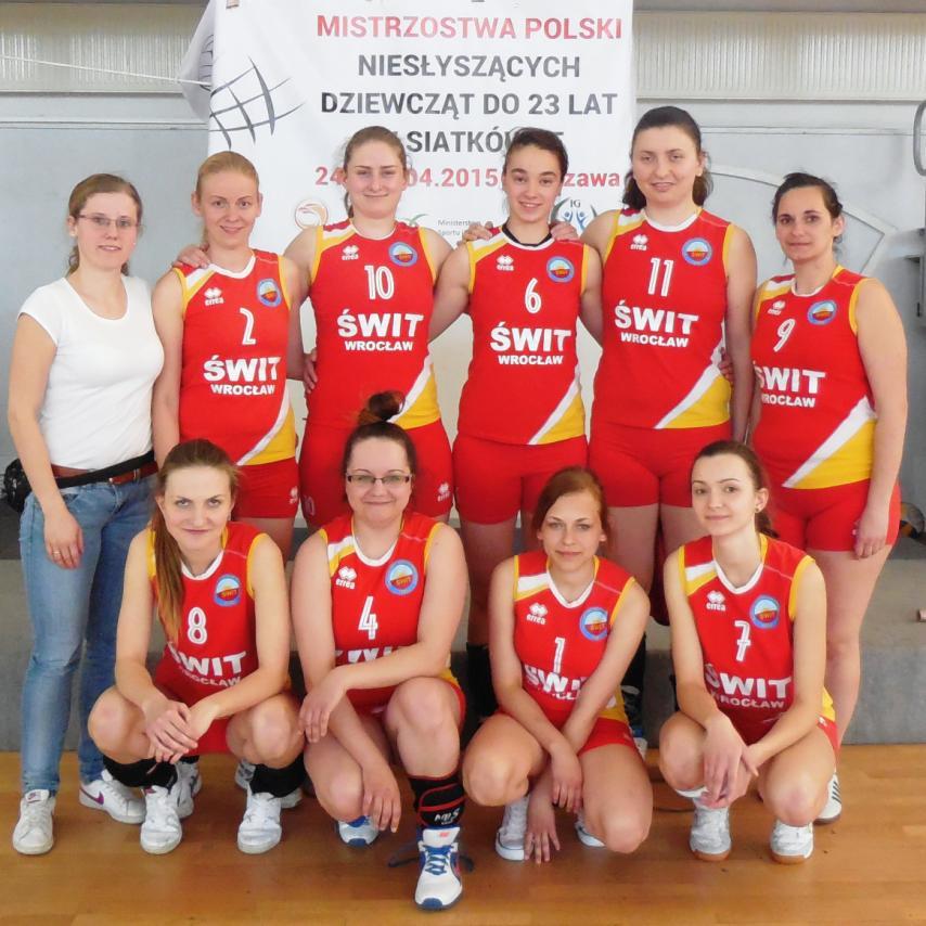 PÓŁFINAŁ: 4 mecz: WKSN ŚWIT Wrocław MAZOWSZE Warszawa 2:0 MECZ o I MIEJSCE: 5 mecz: WKSN ŚWIT Wrocław ŁKSG ŁÓDŹ 1:2 Stoją od lewej: Ewa Jacyna kierownik sekcji siatkówki, Agnieszka Kowalczyk,