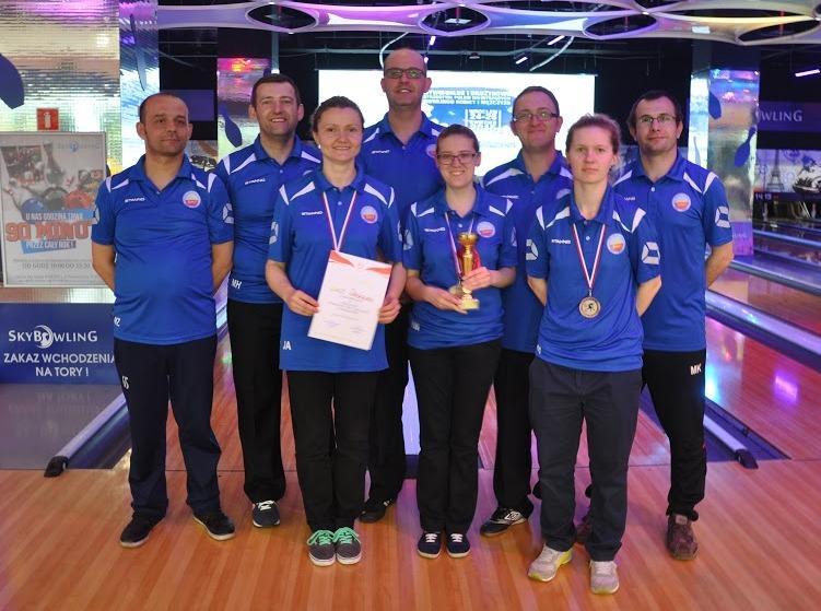 IV Kwiatkowski Marek Zając Mariusz Sobczyk Dariusz Michalik Łukasz Dusza Grzegorz ŚWIT Wrocław ŚWIT Wrocław ŚWIT Wrocław ŚWIT Wrocław ŚWIT Wrocław 2992 Stoją od lewej: Mariusz Zając, Dariusz Sobczyk,
