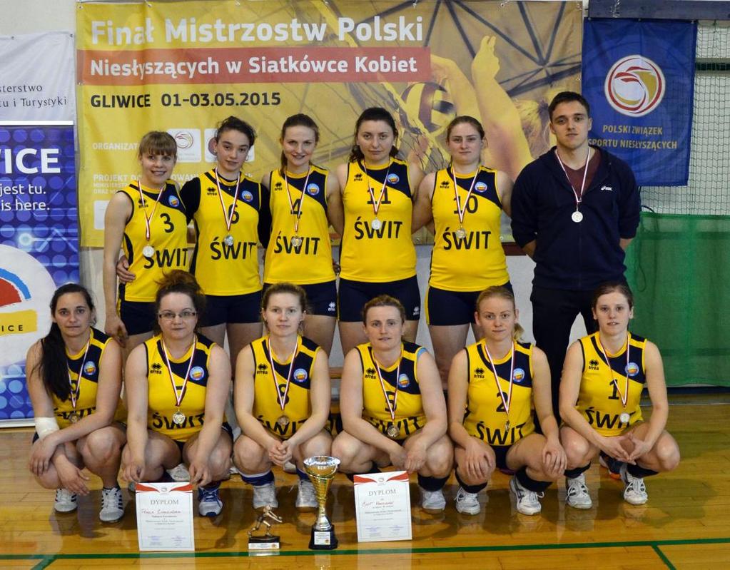 Stoją od lewej: Anna Dynaryńska, Pamela Łuszczyńska, Maria Napora, Agata Stojanowska, Karolina Przybył, Karol Maksymiuk trener.
