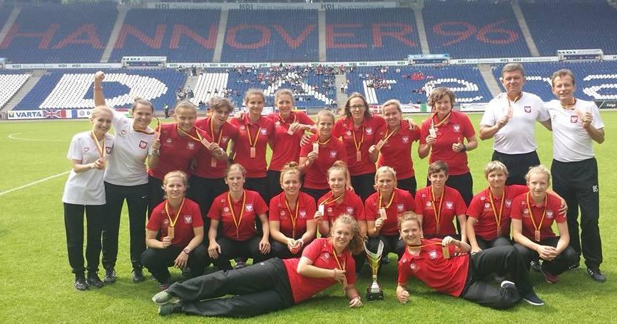 Stoją od lewej: Katarzyna Rafalska (2). Kleczą od lewej: Marta Zalewska (1), Ewa Jacyna (2). 31. Mistrzostwa Polski Niesłyszących w Lekkoatletyce w dniach 12-14 czerwca 2015 r. w Olecku.
