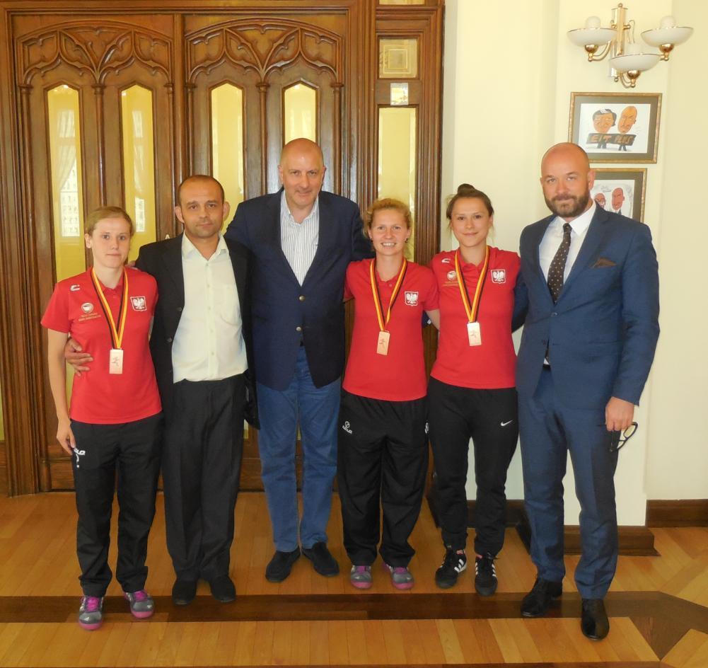 Stoją od lewej: Ewa Jacyna, Mariusz Zając, Rafał Dutkiewicz, Marta Zalewska, Katarzyna Rafalska i Jacek Sutryk. 37.