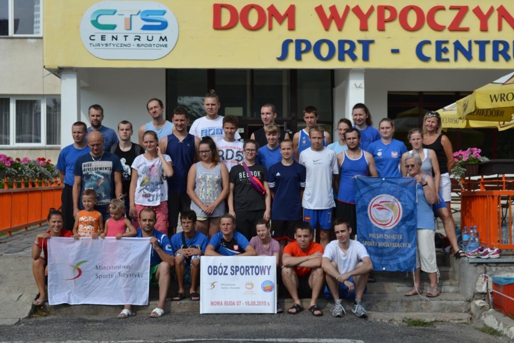 Zostali oni zakwaterowani z pełnym wyżywieniem w Domu Wypoczynkowym Sport Centrum.