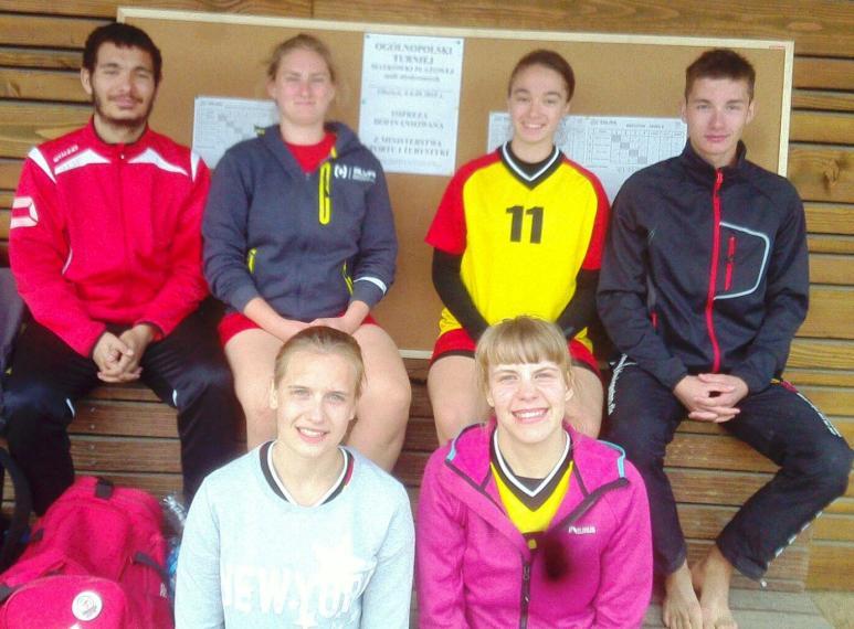 Siedzą od lewej w I rzędzie od dołu : Paweł Dubielecki, Karolina Przybył, Pamela Łuszczyńska, Damian Cholewo. Siedzą od lewej w II rzędzie od dołu: Agata Kosińska i Anna Dynaryńska. 43.