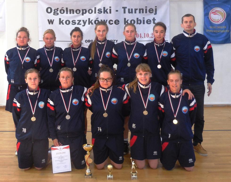 Do pierwszej piątki turnieju została wybrana zawodniczka naszego klubu Świt : Karolina Przybył, która również została MVP Turnieju.